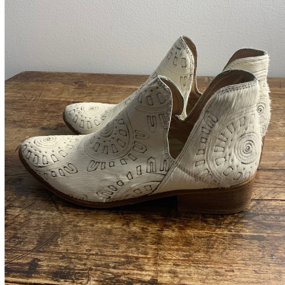 Kaanas Ivory Ankle Boots with Brown Detailing - Picture 3 of 7